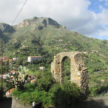 Rifugio Dei Tre Pini Guest House Кастелмола Екстериор снимка