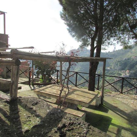 Rifugio Dei Tre Pini Guest House Кастелмола Екстериор снимка