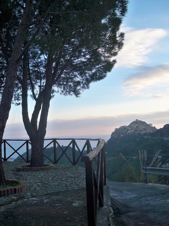 Rifugio Dei Tre Pini Guest House Кастелмола Екстериор снимка