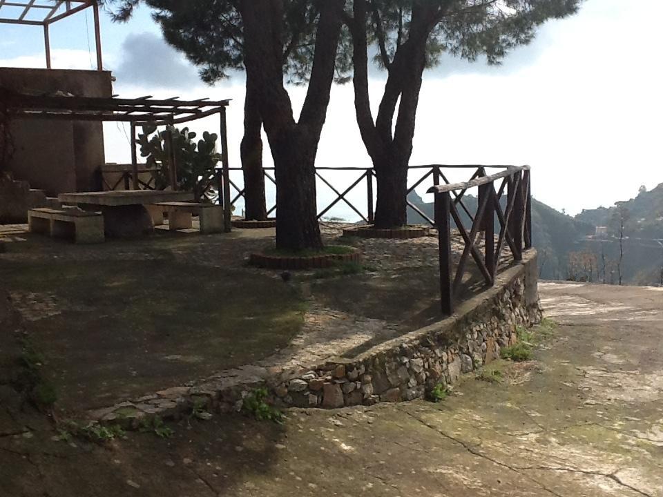Rifugio Dei Tre Pini Guest House Кастелмола Екстериор снимка