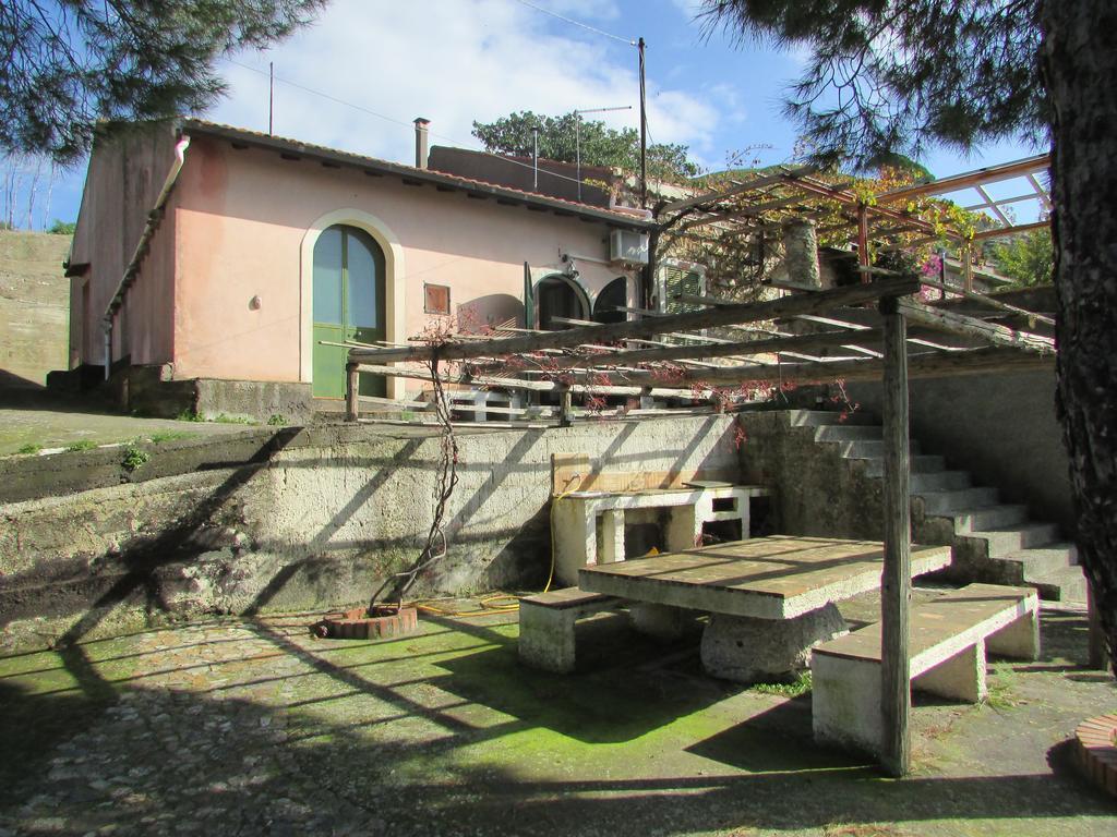 Rifugio Dei Tre Pini Guest House Кастелмола Екстериор снимка