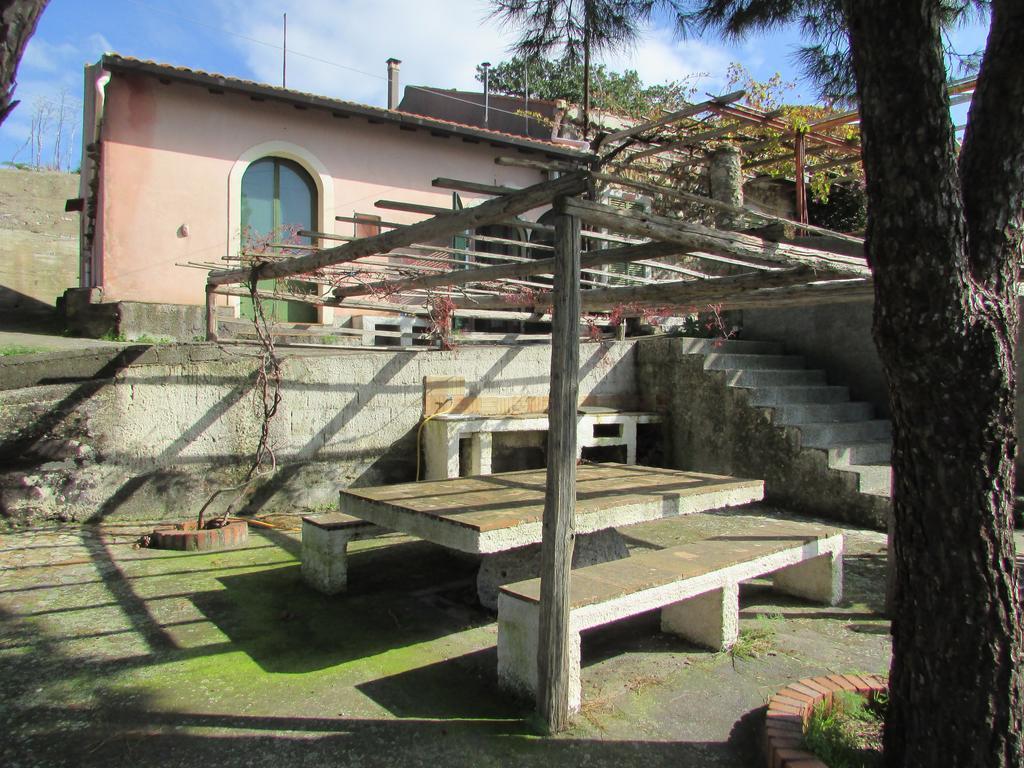 Rifugio Dei Tre Pini Guest House Кастелмола Екстериор снимка
