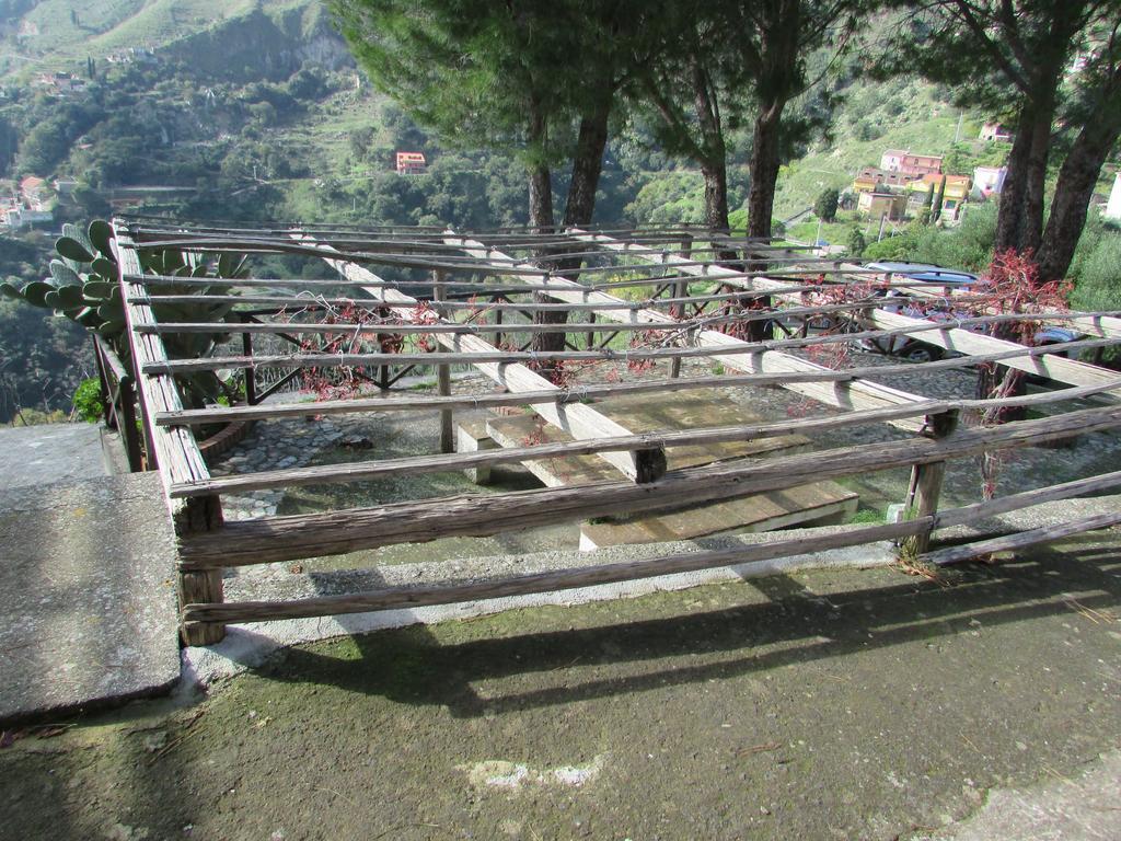 Rifugio Dei Tre Pini Guest House Кастелмола Екстериор снимка
