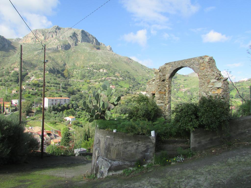 Rifugio Dei Tre Pini Guest House Кастелмола Екстериор снимка