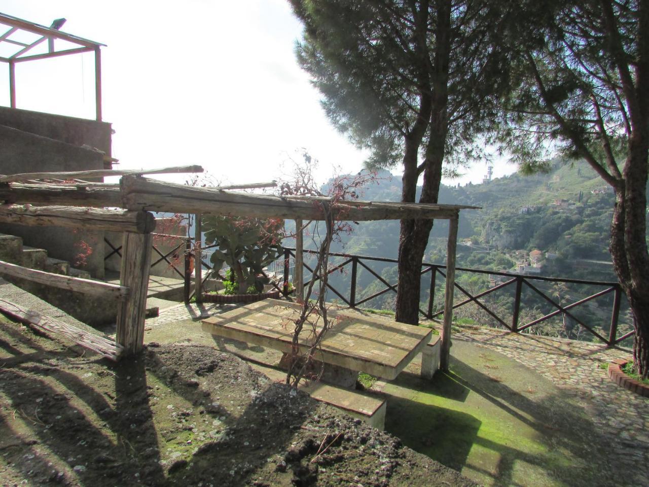 Rifugio Dei Tre Pini Guest House Кастелмола Екстериор снимка