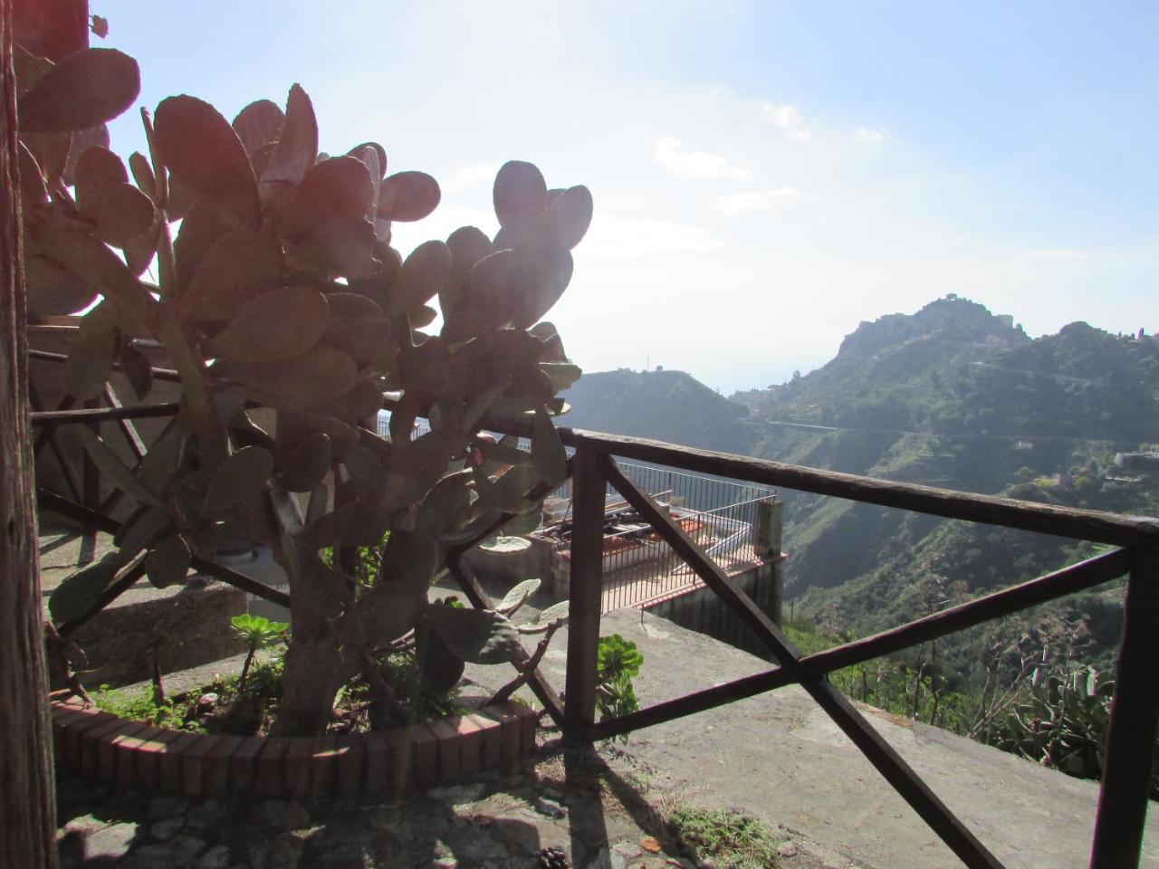 Rifugio Dei Tre Pini Guest House Кастелмола Екстериор снимка